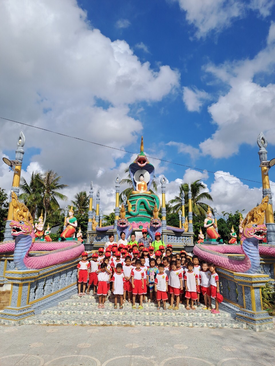 Trường Mầm non Phú Mỹ tổ chức hoạt động "Tham quan trải nghiệm Chùa Bét Tôn" cho trẻ mầm non.